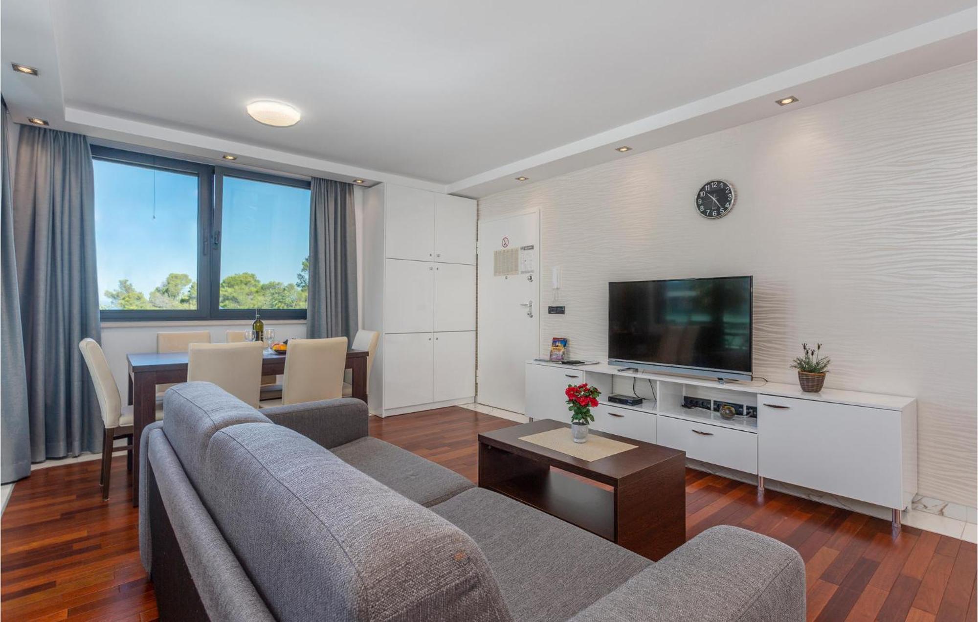 Stunning Apartment In Malinska With Kitchen Dış mekan fotoğraf