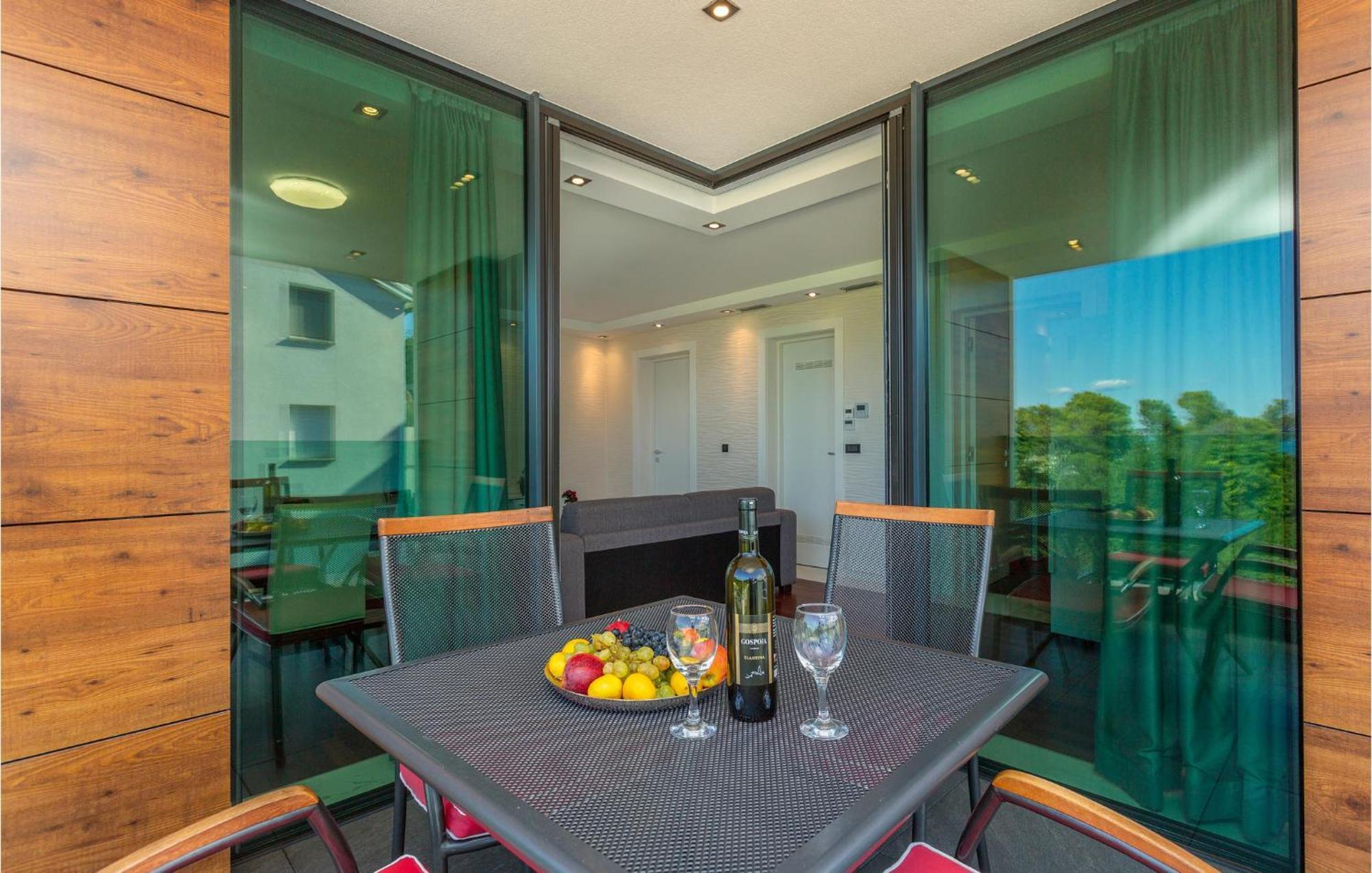 Stunning Apartment In Malinska With Kitchen Dış mekan fotoğraf